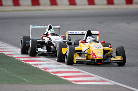 Kampen om 4. pladsen mellem Johan Jokinen og Antonio Felix da Costa i FR 2.0 Eurocup i Barcelona.